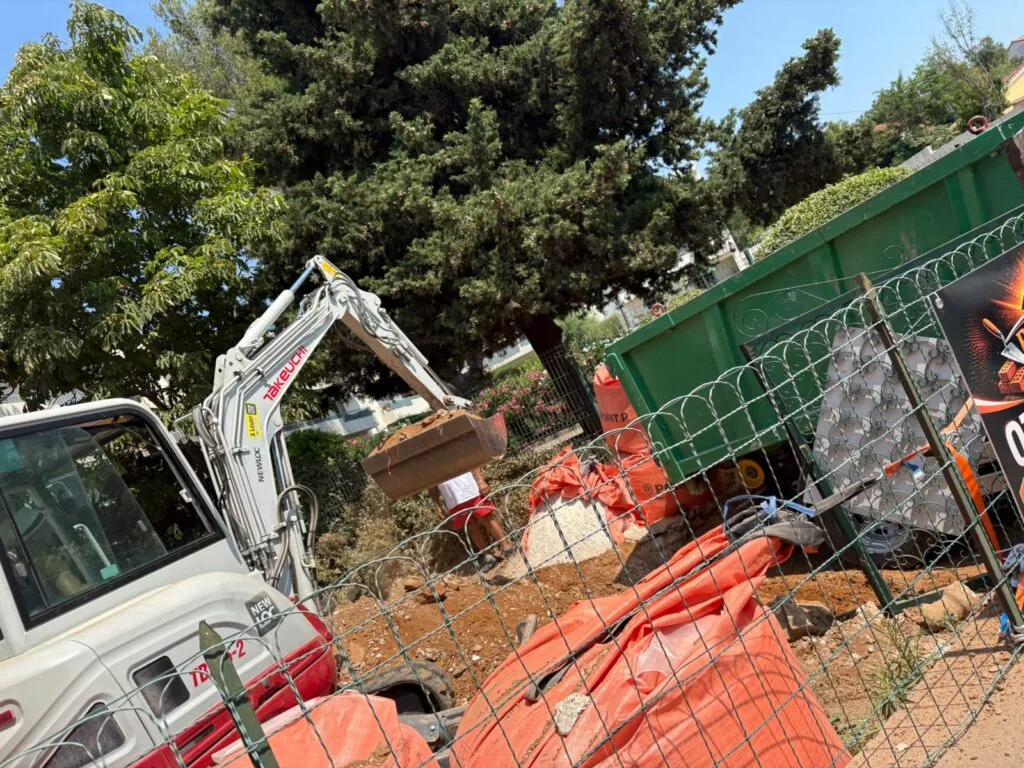 Une benne présente pendant toute la durée