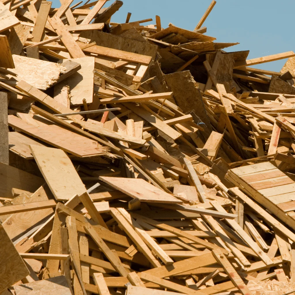 Palettes et chutes de bois regroupées